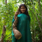 Copyright J.ORAIN Association Amazônia . 2 .Enfant Ashaninka et Macaxeira