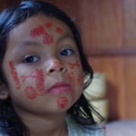 Copyright J.ORAIN Association Amazônia . 3 .Enfant Ashaninka et Peinture Urucum