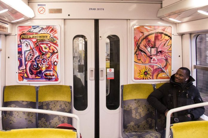 Fasto : l’artiste qui remplace la pub du RER par des œuvres engagées