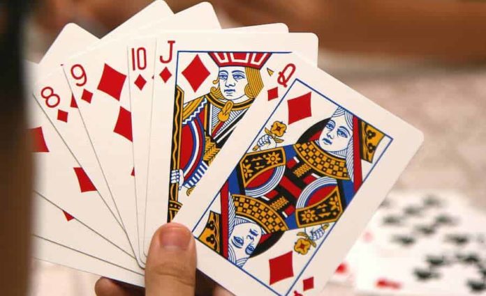 Un jeu de cartes troqué contre 100 000 euros pour les hôpitaux français ?