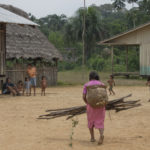 Copy of mujer con canasta en comunidad Chichirota