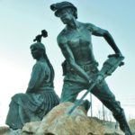 Statue-de-mineurs-au-camp-m