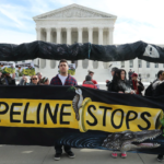 Des manifestants clament leur opposition à l&rsquo;Atlantic Coast Pipeline devant la Cour Suprême des Etas-Unis – Mark Wilson AFP