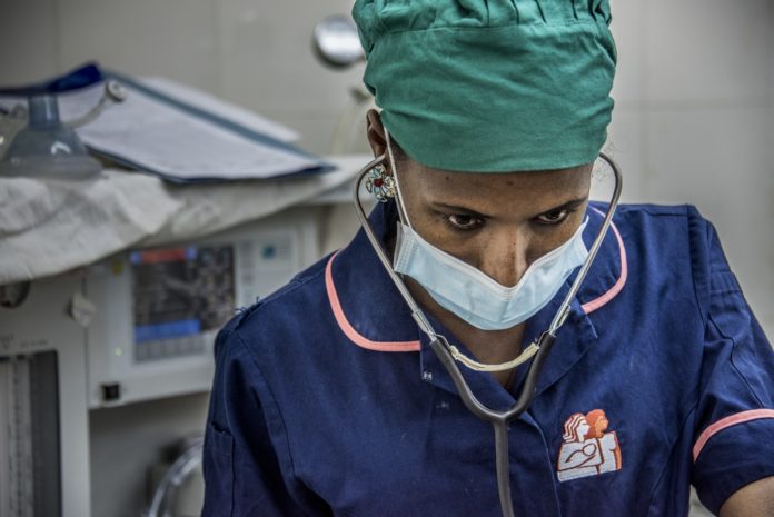 Covid-19 : « On était déjà à genoux. On a fini en rampant » témoigne une sage-femme