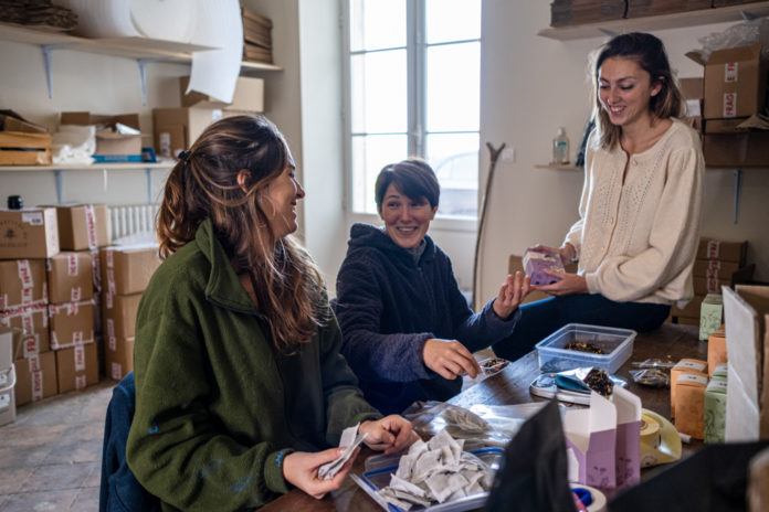 Ces apicultrices concilient la préservation des abeilles sauvages et domestiques