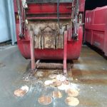 BuitoniCaudry1 benne a ordure, porte ouverte vers la zone de production, ver au sol, chat et animaux, produits au sol 4