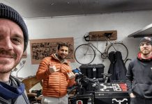 Cycloplombiers : ces artisans à vélo qui réparent le lien social