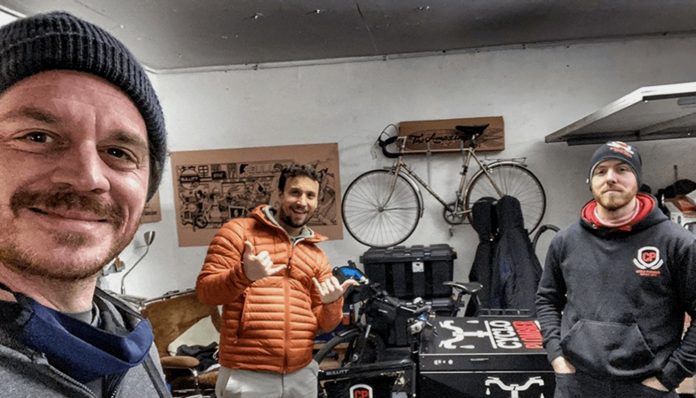 Cycloplombiers : ces artisans à vélo qui réparent le lien social