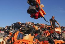 Lesbos : des migrants nettoient les plages et recyclent les gilets de sauvetage échoués