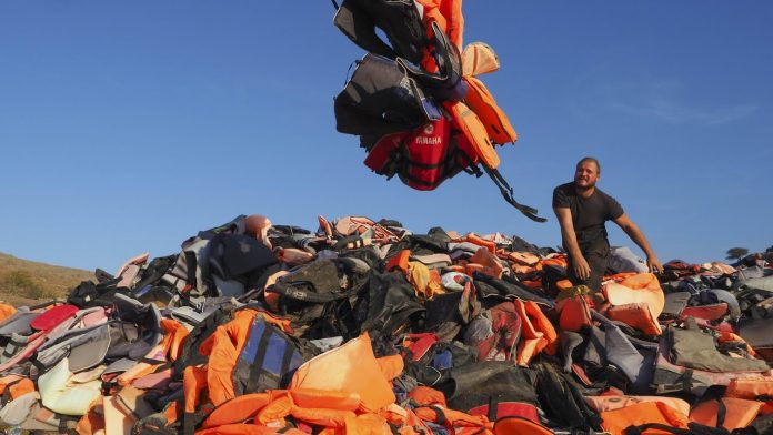 Lesbos : des migrants nettoient les plages et recyclent les gilets de sauvetage échoués