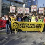1280px-Activistes_climat_brandissant_les_portraits_de_PDG_de_grandes_entreprises_pendant_l&rsquo;action_République_des_Pollueurs