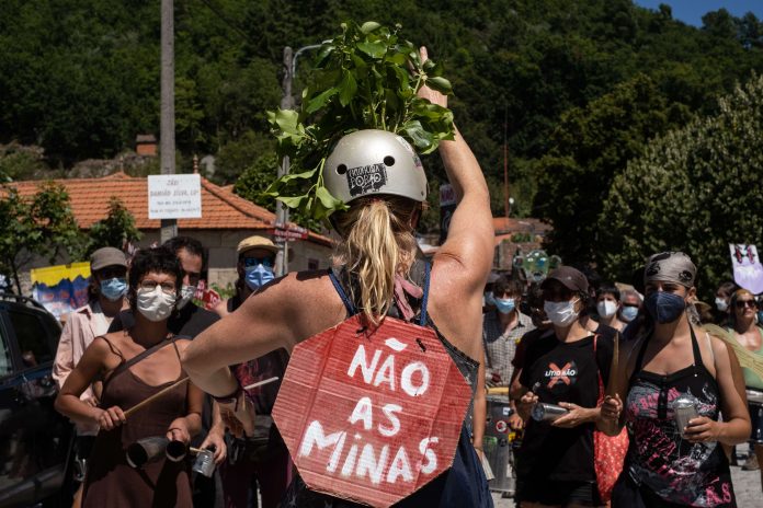 Portugal : des habitants luttent contre la construction d’une mine de lithium à ciel ouvert