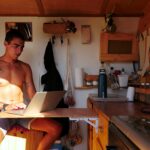 Raul nomade saisonnier qui fustige la mode de la vanlife (1)