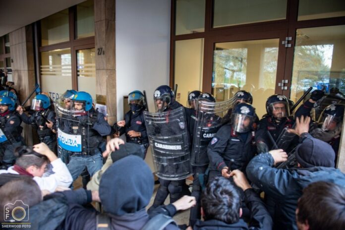 Italie: des familles et étudiants délogés avec une extrême violence