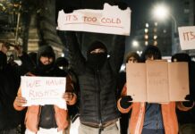À Paris, des personnes exilées survivent dans la rue