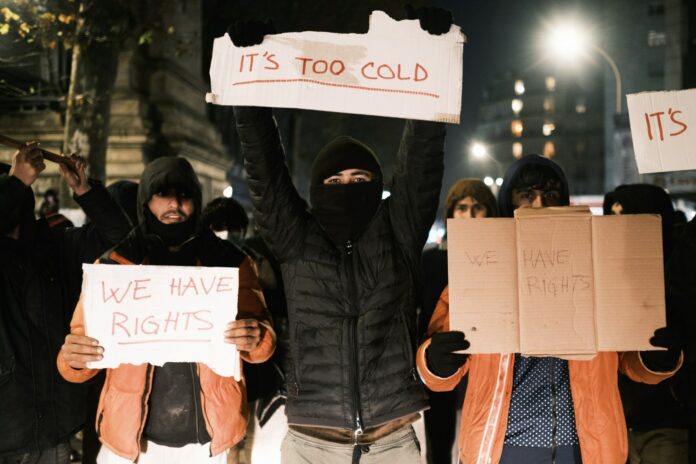 À Paris, des personnes exilées survivent dans la rue