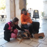 IMG_3954 Gamelles pleines Bastien et son chien Balto et Sophie la bénévole La Rochelle crédit Jenny Delrieux