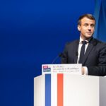 1024px-Emmanuel_Macron,_Congrès_des_maires_19_novembre_2019