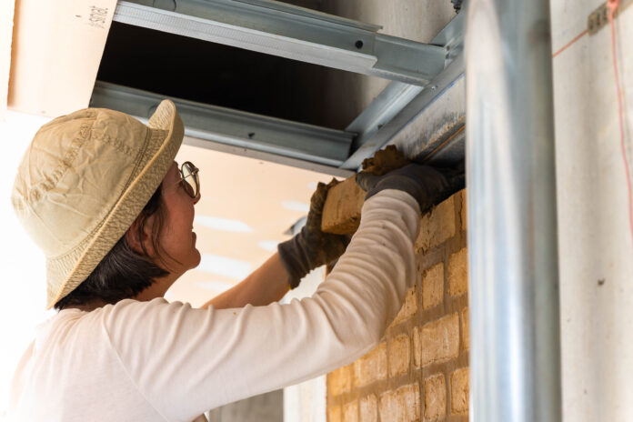 Pour sortir du BTP ultra-polluant, une équipe réinvente la terre crue