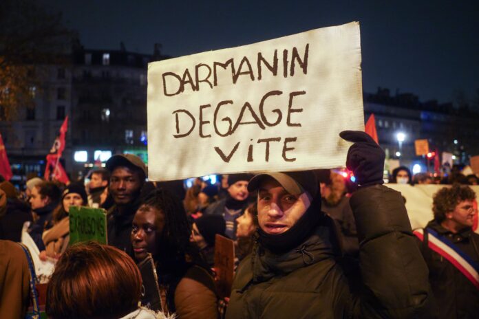 Unis par la haine, Macronie et RN votent la loi immigration