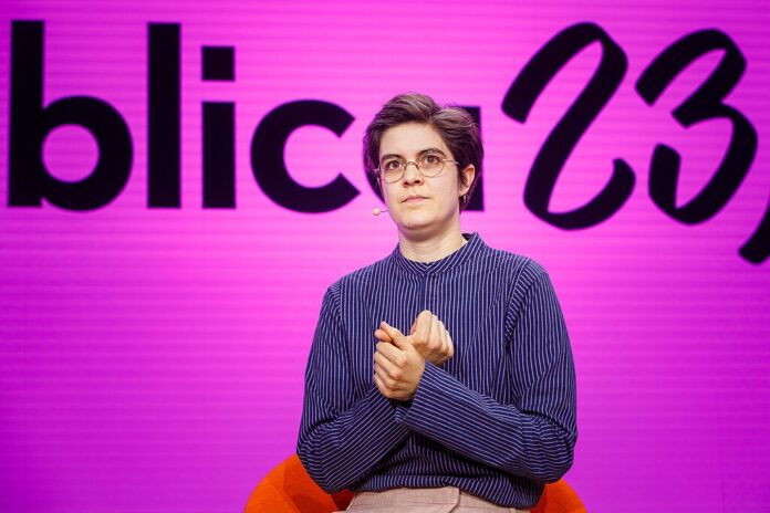 Faut-il abolir l’héritage ? Une millionnaire autrichienne redistirbue son héritage