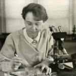 880px-Barbara_McClintock_(1902-1992)_shown_in_her_laboratory_in_1947