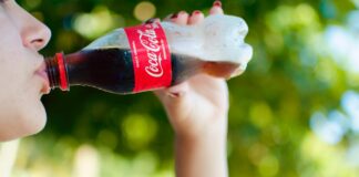 Coca-Cola et Schweppes : des microplastiques dans leurs sodas Coca-Cola et Schweppes : des microplastiques dans leurs sodas