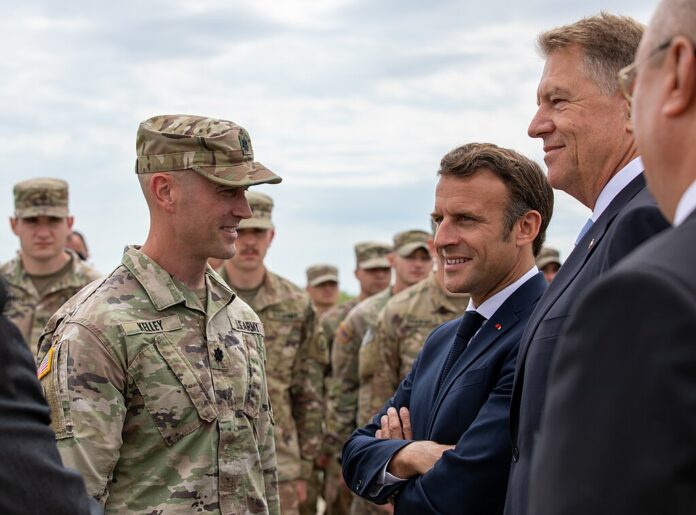 5 fois où Macron a fait semblant de consulter un avis 5 fois où Emmanuel Macron a fait semblant de consulter autour de lui