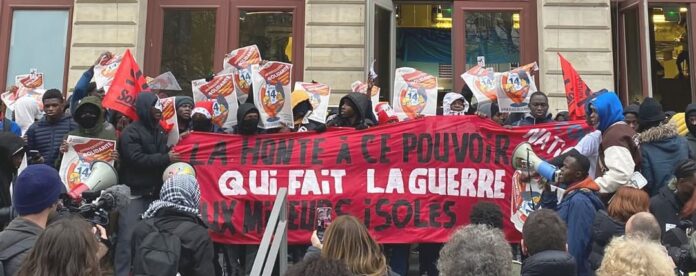 Des jeunes réfugiés occupent la Gaîté lyrique Des jeunes réfugiés occupent la Gaîté lyrique