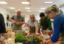Grâce à sa cantine solidaire, les habitants des quartiers mangent bio