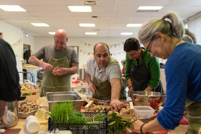 Grâce à sa cantine solidaire, les habitants des quartiers mangent bio