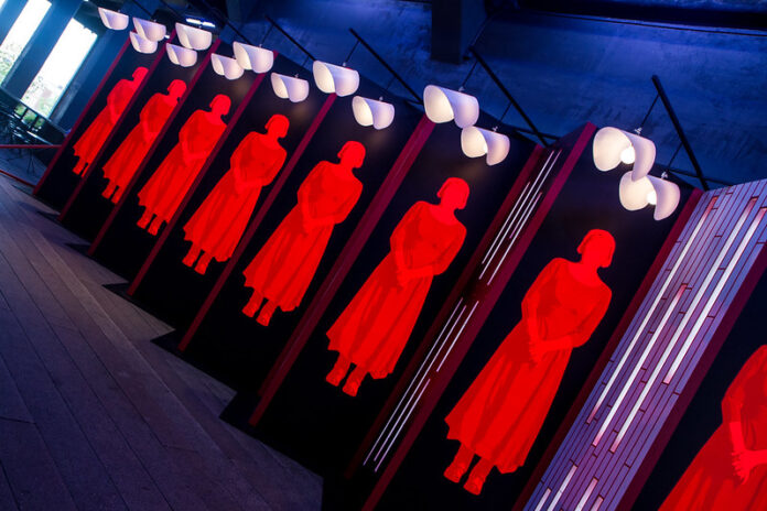 La Servante écarlate : miroir de la fragilité de nos droits La Servante écarlate : miroir de la fragilité de nos droits