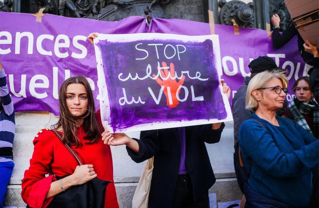 Des milliers de personnes réunies le samedi 14 septembre pour soutenir Gisèle Pelicot et toutes les victimes de viol. © Tiphaine B.