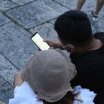 jeune avec son téléphone (1)