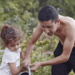 ©LA TERRE DES VERTUS_SEEDS OF THE VERTUS_VincentLapize_A-Perte-de-Vue_Petite fille&Sa-min