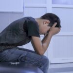 Photo de <a href="https://unsplash.com/fr/@mreke88?utm_content=creditCopyText&utm_medium=referral&utm_source=unsplash">mohamad azaam</a> sur <a href="https://unsplash.com/fr/photos/un-homme-assis-sur-une-chaise-la-tete-dans-les-mains-t6HfCXpckt4?utm_content=creditCopyText&utm_medium=referral&utm_source=unsplash">Unsplash</a>