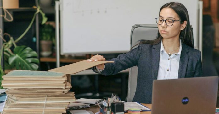 Non, la dette ne vient pas d’un excès de bureaucratie Non, la dette ne vient pas d'un excès de bureaucratie