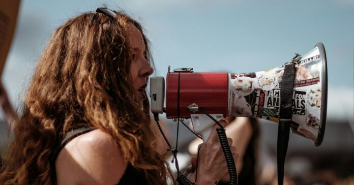 Burn-out militant : ces activistes qui s’épuisent en silence Burn-out militant : ces activistes qui s'épuisent en silence