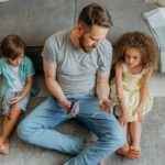 Éducation non-genrée : filles ou garçons, même combat ?