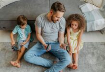 Éducation non-genrée : filles ou garçons, même combat ? Éducation non-genrée : filles ou garçons, même combat ?