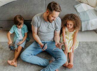 Éducation non-genrée : filles ou garçons, même combat ? Éducation non-genrée : filles ou garçons, même combat ?