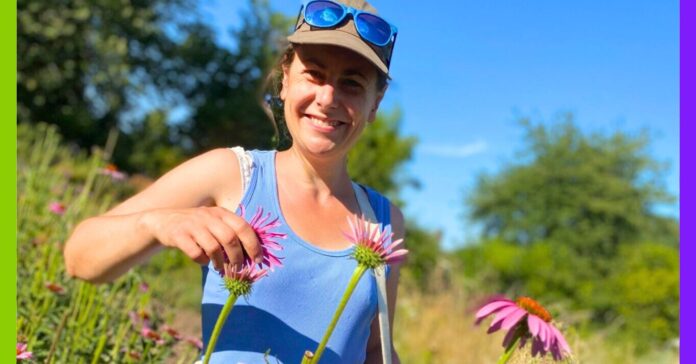 Caroline Porteau, de sage-femme à apicultrice bio De sage-femme à apicultrice bio : Caroline aime ses abeilles