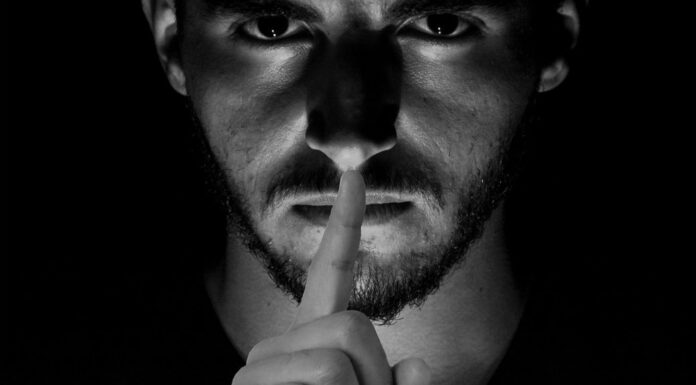 « Je me suis trompé » : confessions d’un complotiste repenti Confession d'un influenceur complotiste repenti