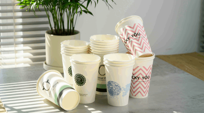 Bernard Arnault, gobelets et CNews : les 10 infos de la semaine