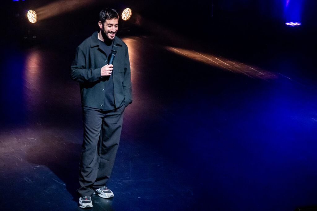 Akim Omiri tourne dans toute la France avec son spectacle, Contexte ©Fabien Mathieux 
