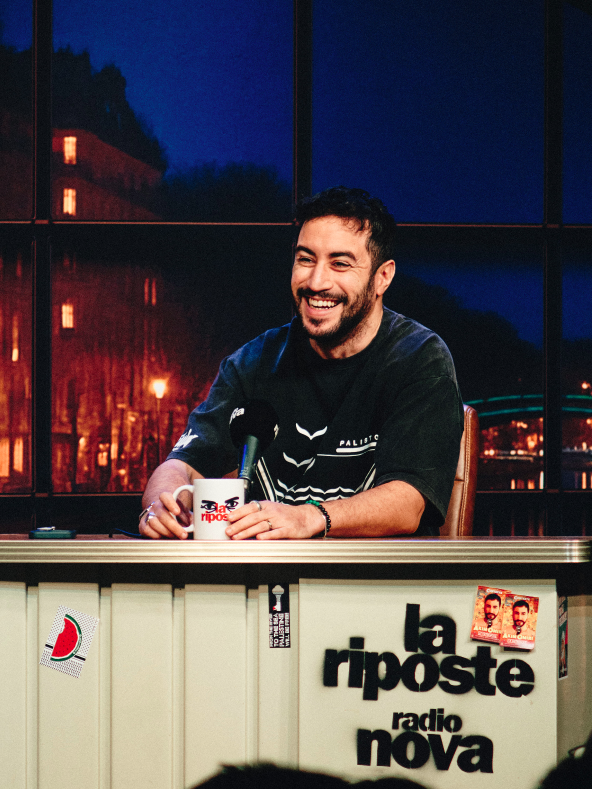 Akim Omiri donne son regard sur l'actualité tous les lundis sur Radio Nova ©Ary Ela