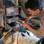 Adrien Vinet à l&rsquo;oeuvre dans son atelier ©Vortex Récupart