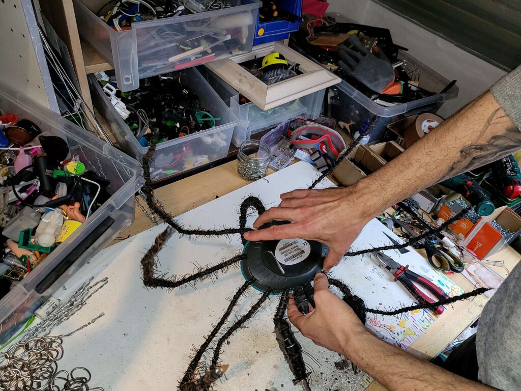 À partir de déchets récupérés au sol ou dans un tiroir naissent l'inspiration... ©Vortex Récupart