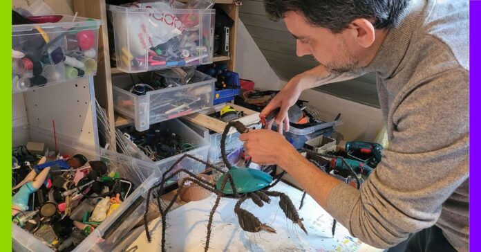 En Bretagne, un artiste redonne vie à nos déchets En Bretagne, un artiste redonne vie à nos déchets