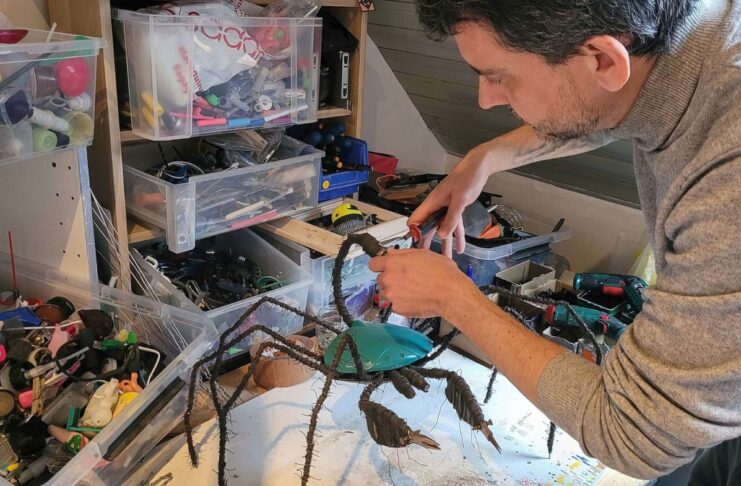 En Bretagne, un artiste redonne vie à nos déchets En Bretagne, un artiste redonne vie à nos déchets